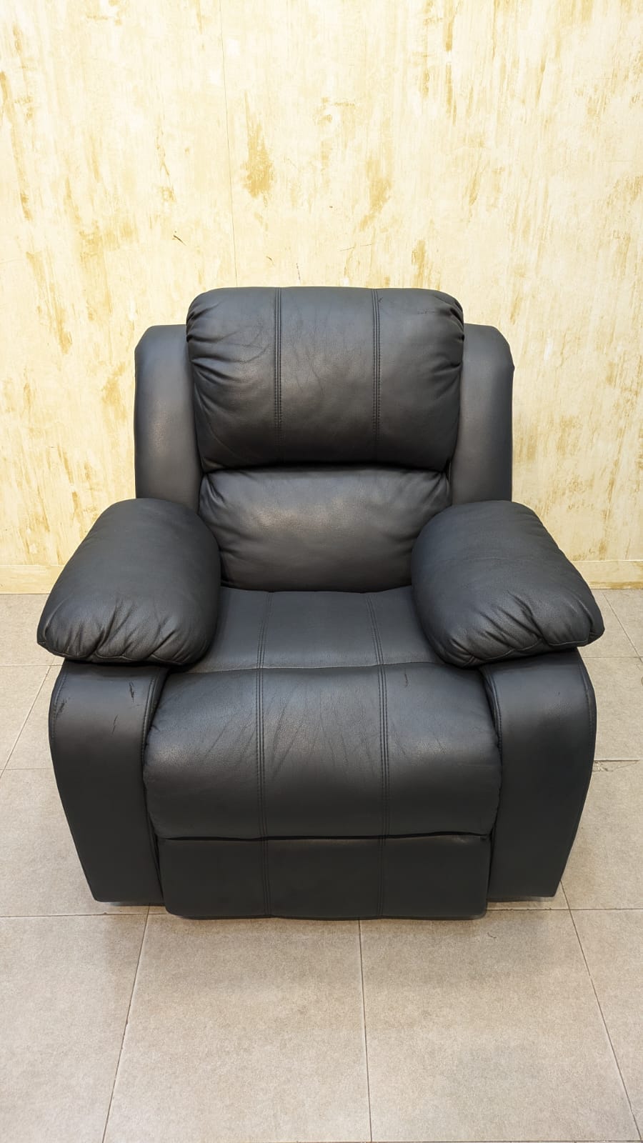 SUPER COMFORTABLE SKIN CONTACT LEATHER RECLINER