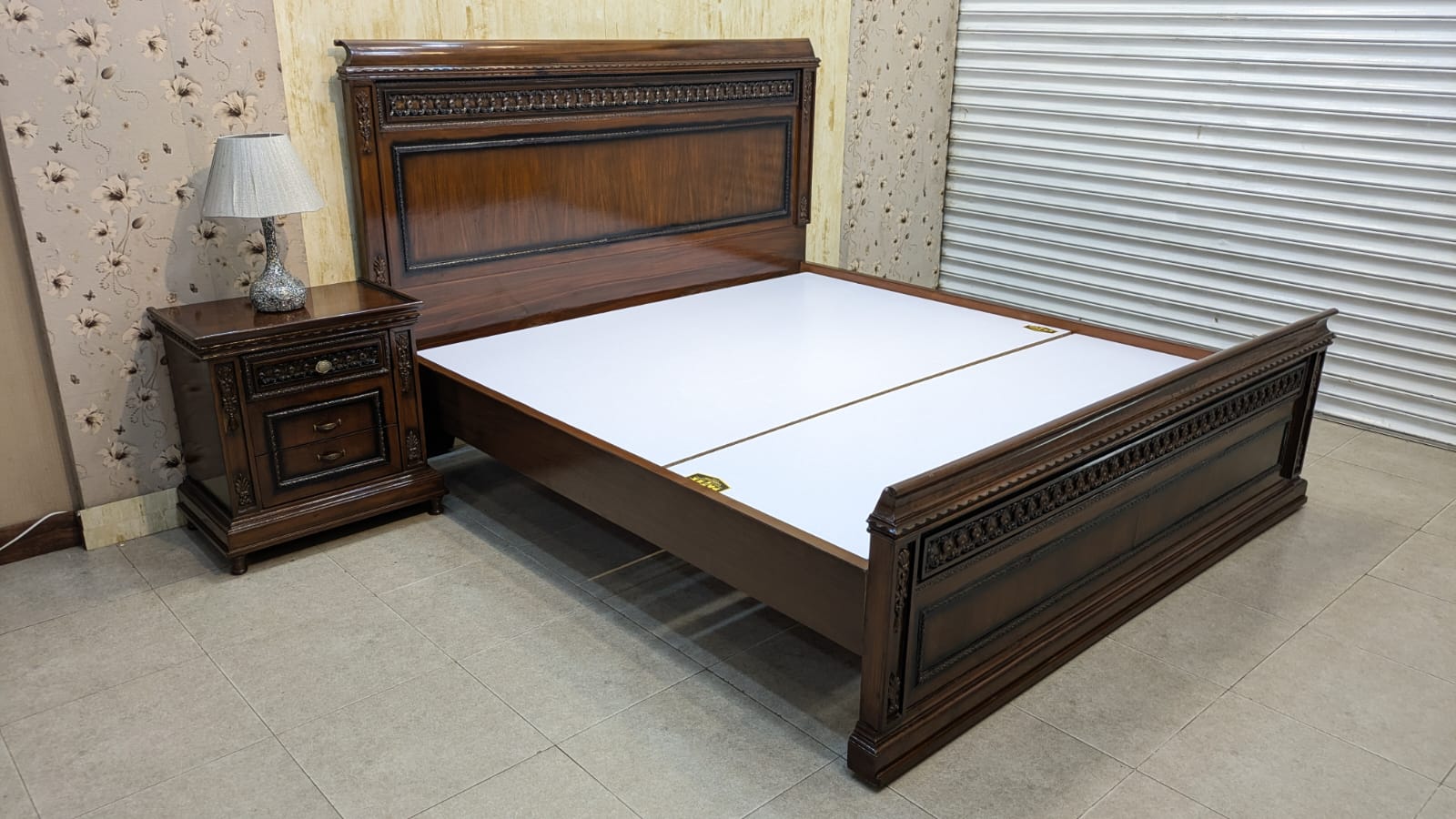 King Size Bed With 1 Side Table