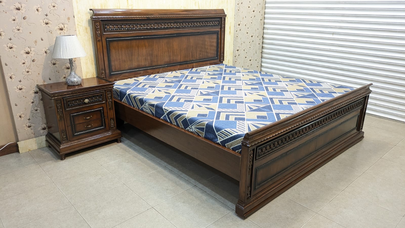 King Size Bed With 1 Side Table