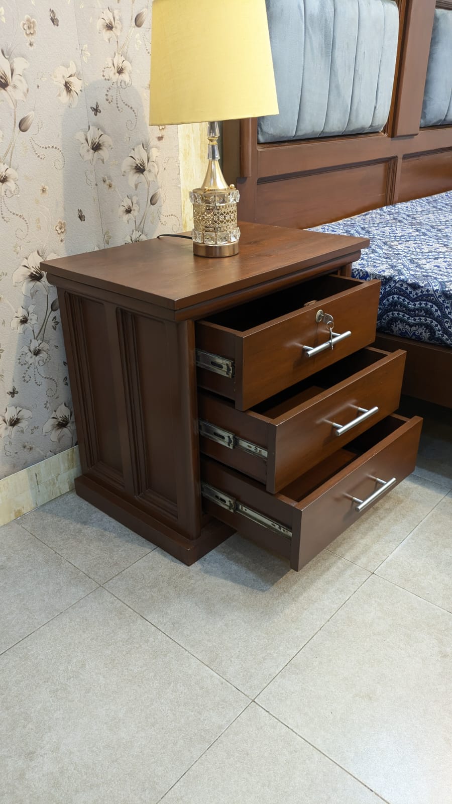 King Size Bed With 2 Side Tables