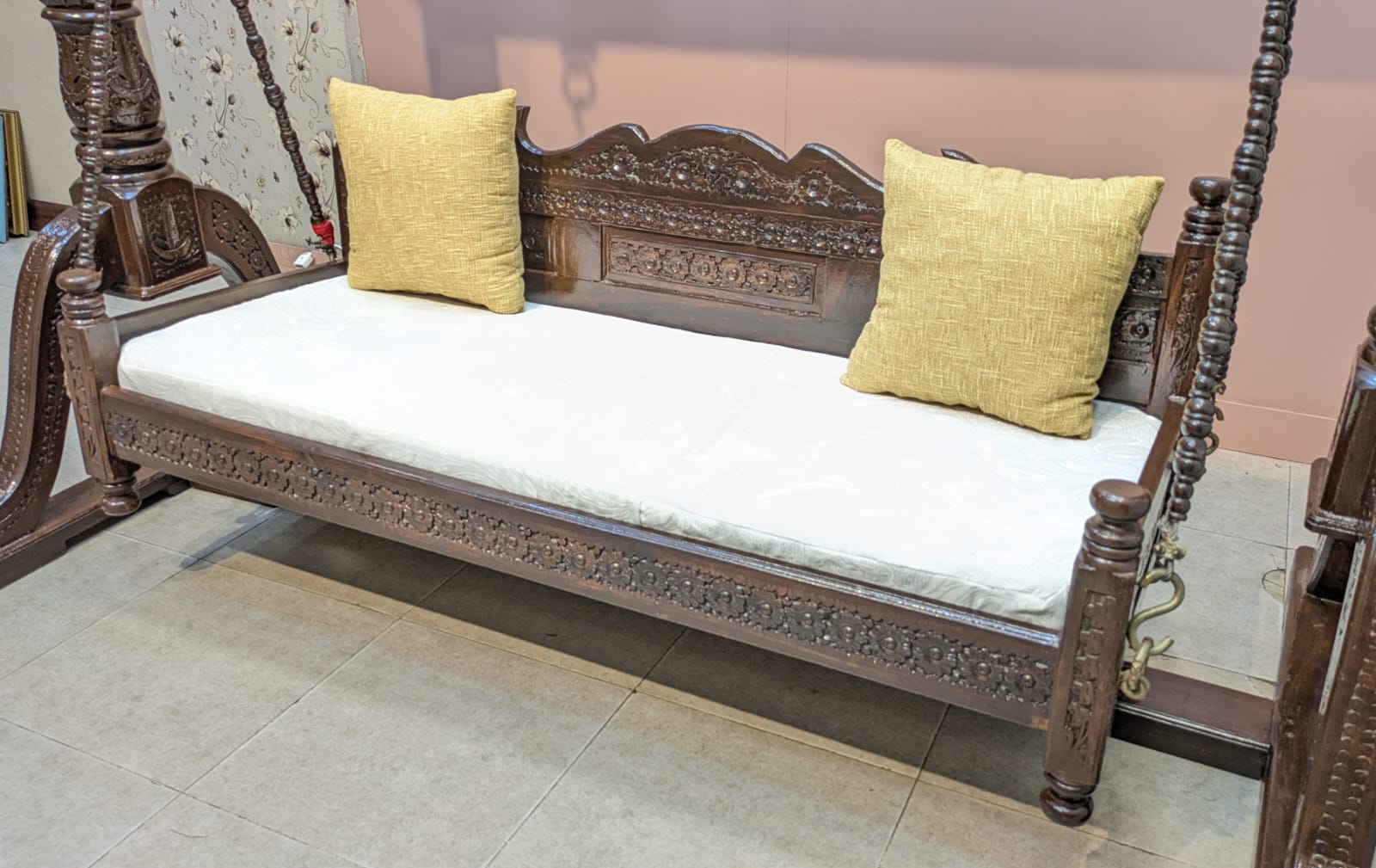 Chinioti jhoola In Solid Sheesham Wood