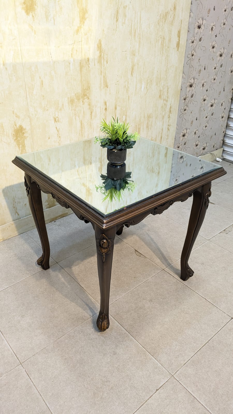 Corner table