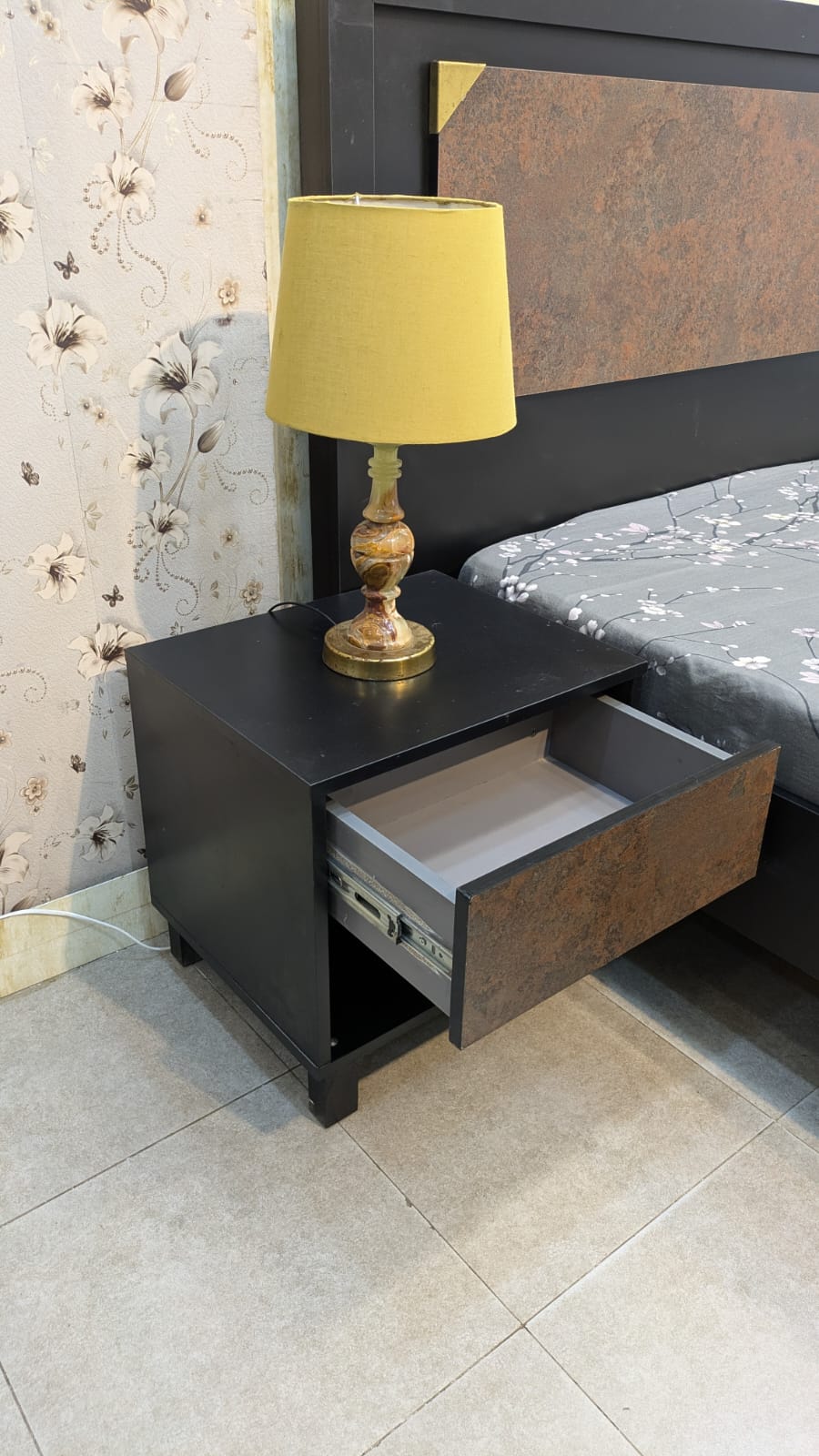 King Size Bed With 2 Side Table
