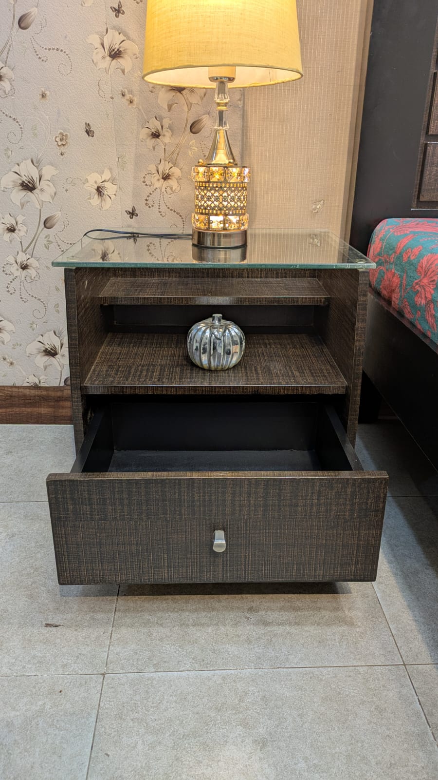 King Size Bed With 1 Side Table