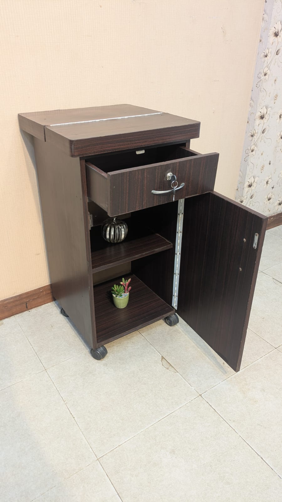Foldable Iron Stand