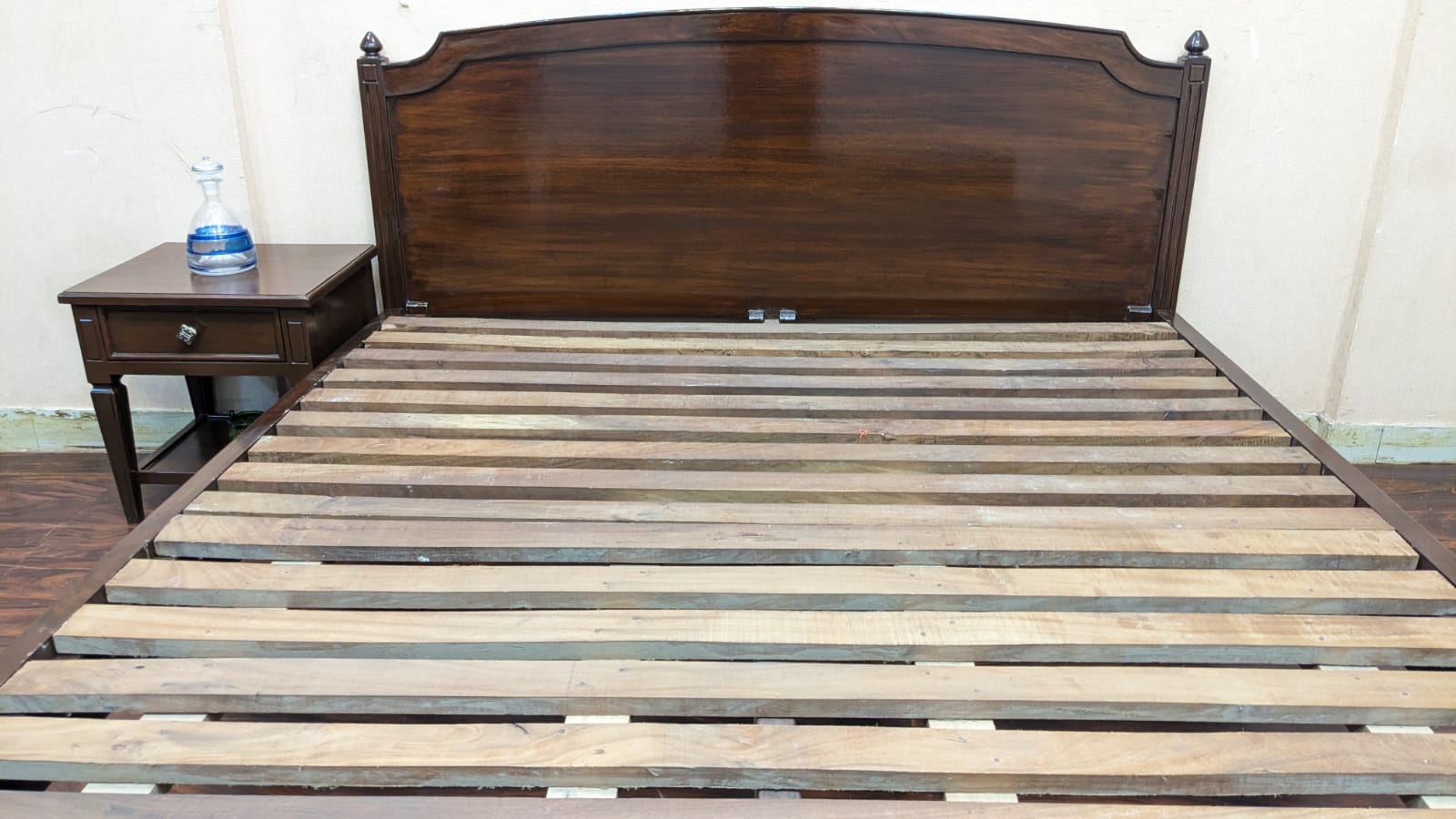 Queen Size Bed With 1 Side Table