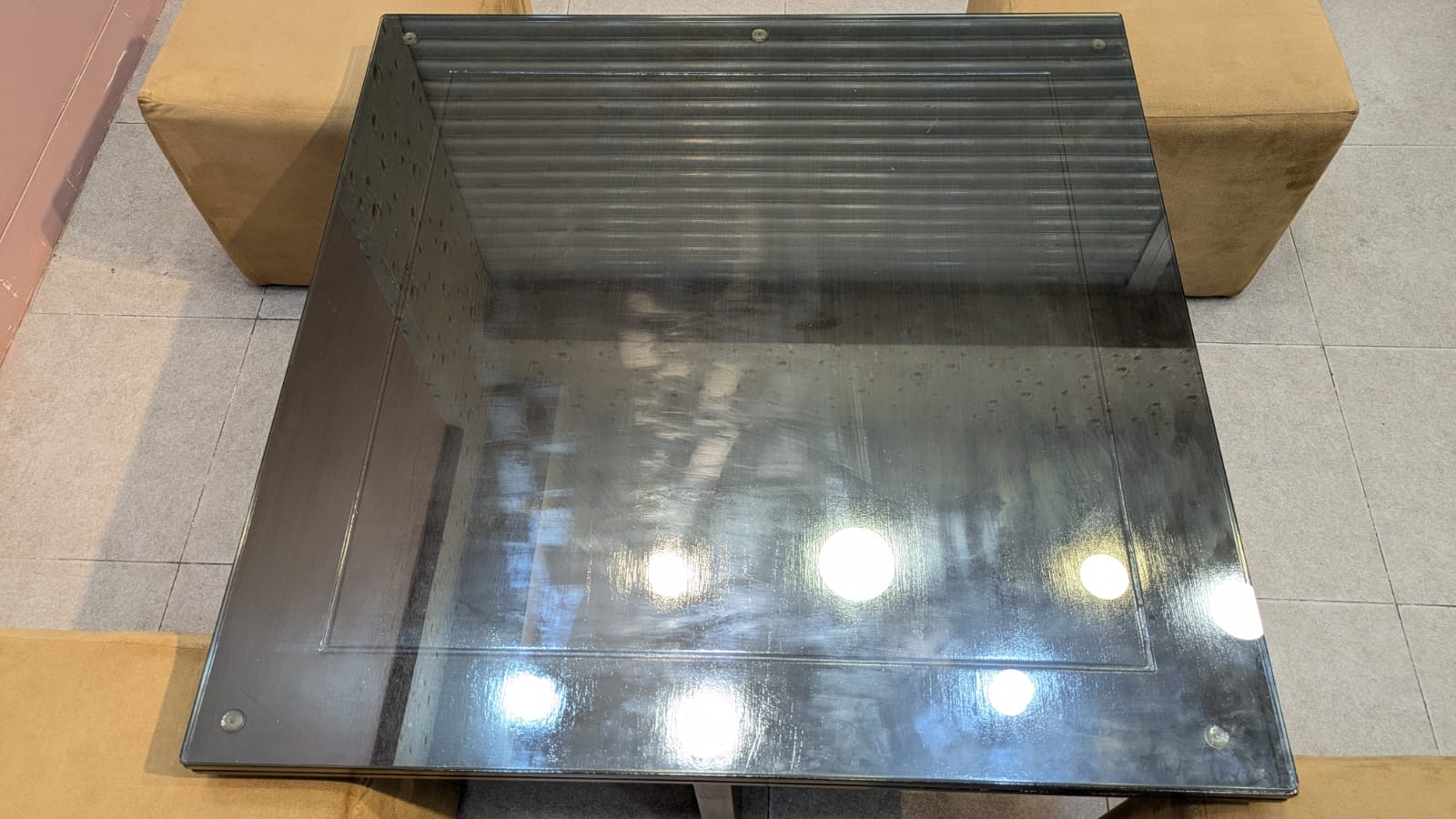 ELEGANT CENTER TABLE WITH 4 CUSHIONED STOOLS