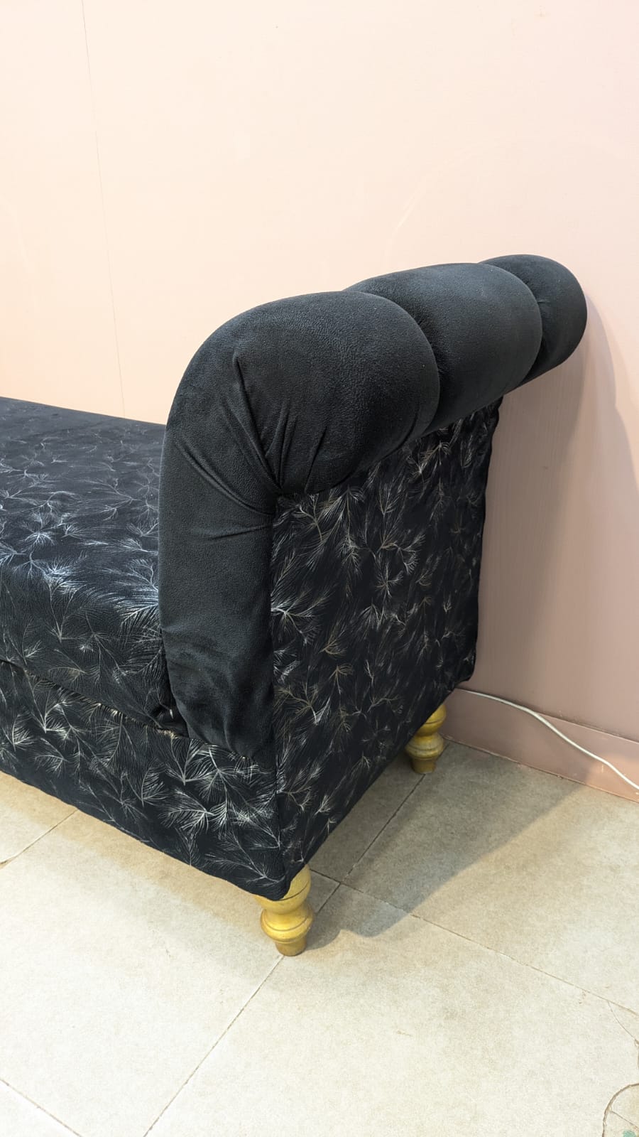 ELEGANT SETTEE WITH 2 MATCHING OTTOMANS