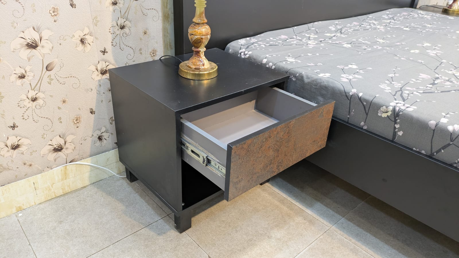 King Size Bed With 2 Side Table