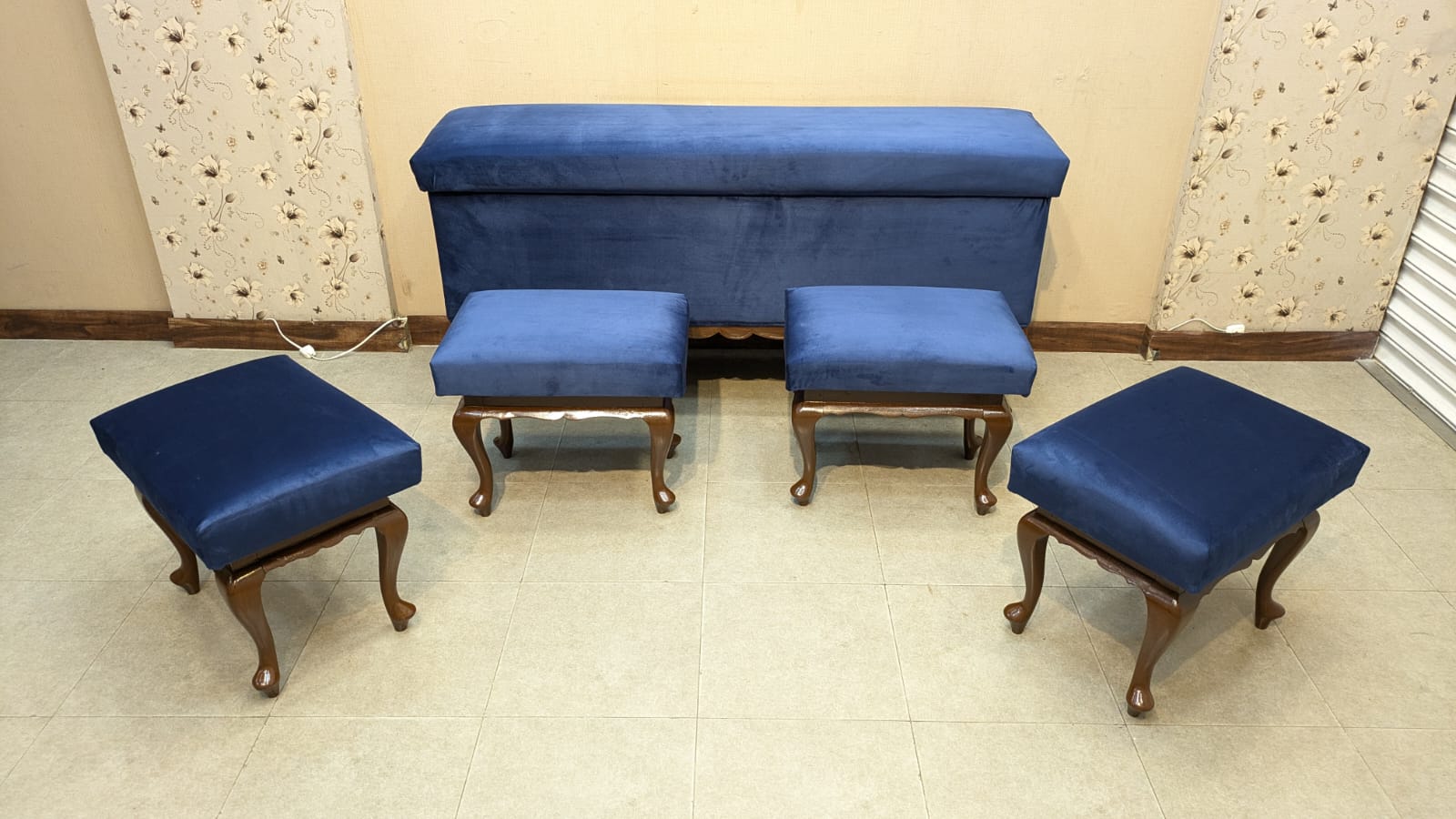 2 Seater Seattee with 4 Stools Or Pedicure Set