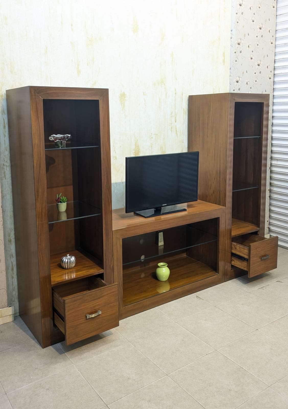 LED Unit with built-In Display Shelves