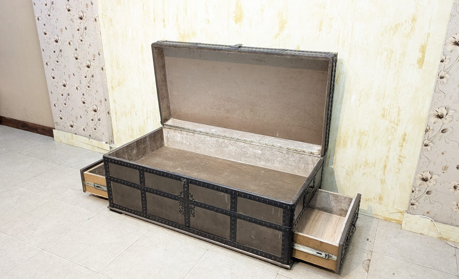 Beautiful Vintage Storage Trunk Elegant spacious