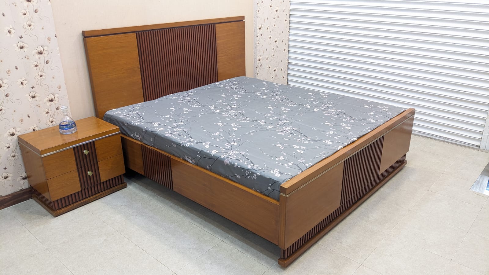 King Size Bed with 1 Side Table