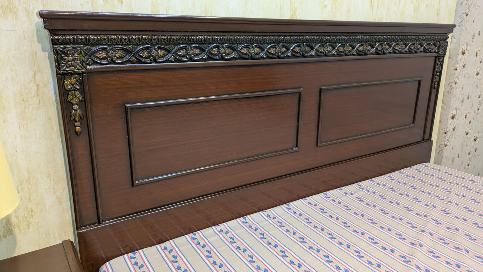 Elegant Sheesham Wood king Size Bed with 1 side table