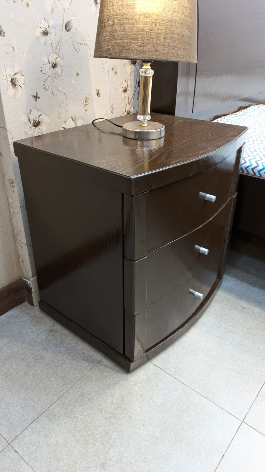 Pair Of Single Beds with 2 Side Tables