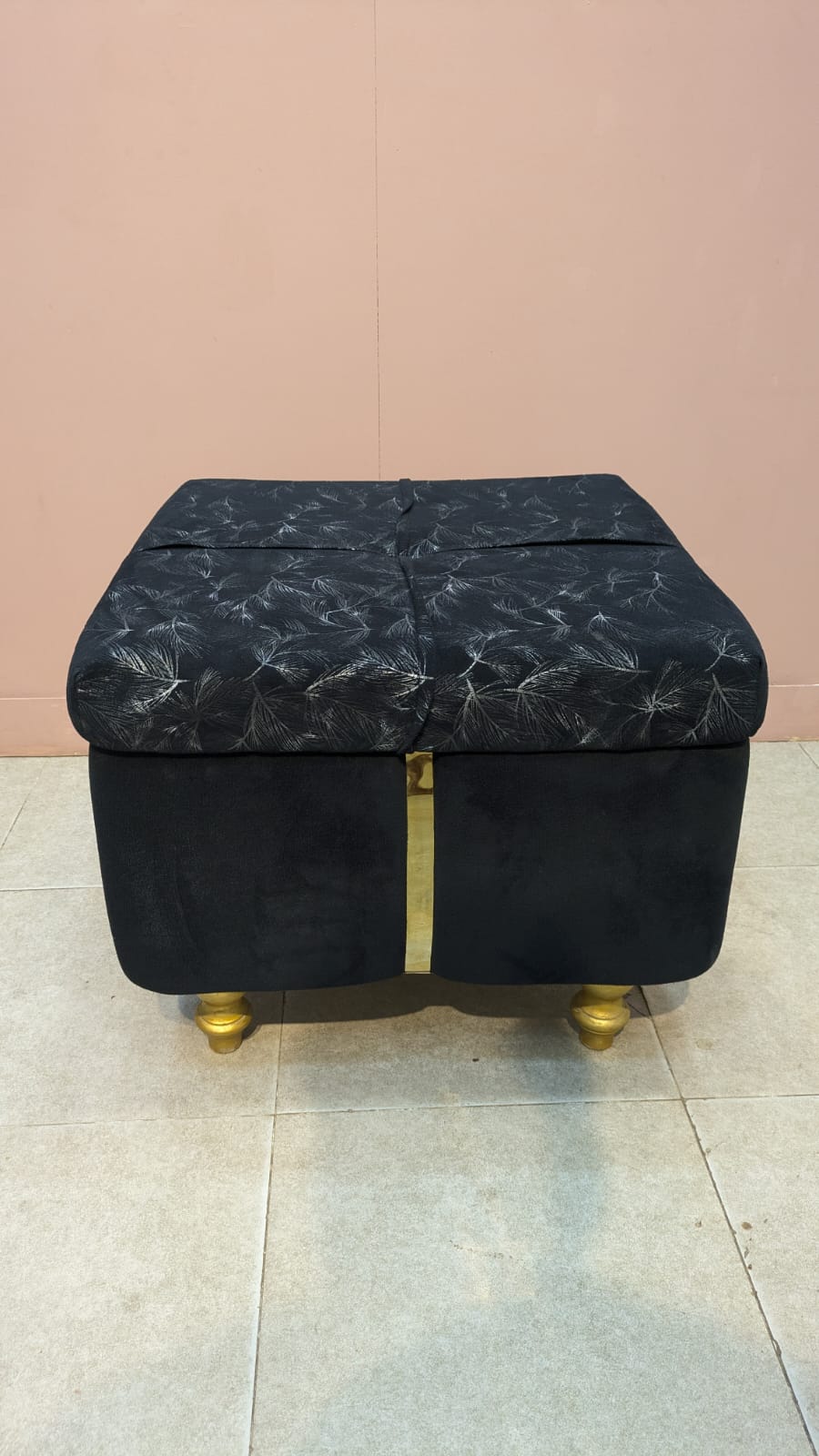 ELEGANT SETTEE WITH 2 MATCHING OTTOMANS