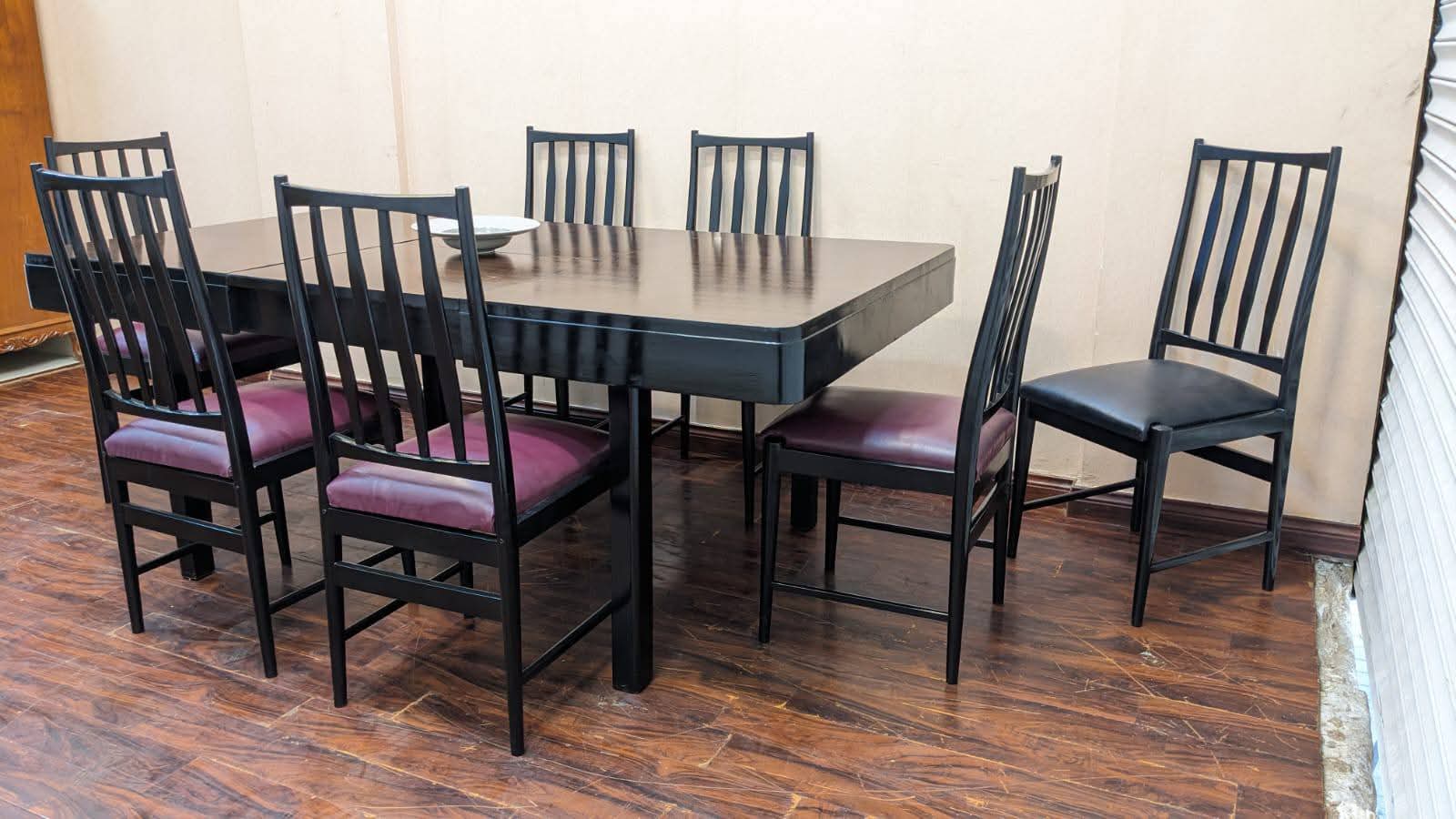Extendable 6 Seater Dining Table with Extra Chair