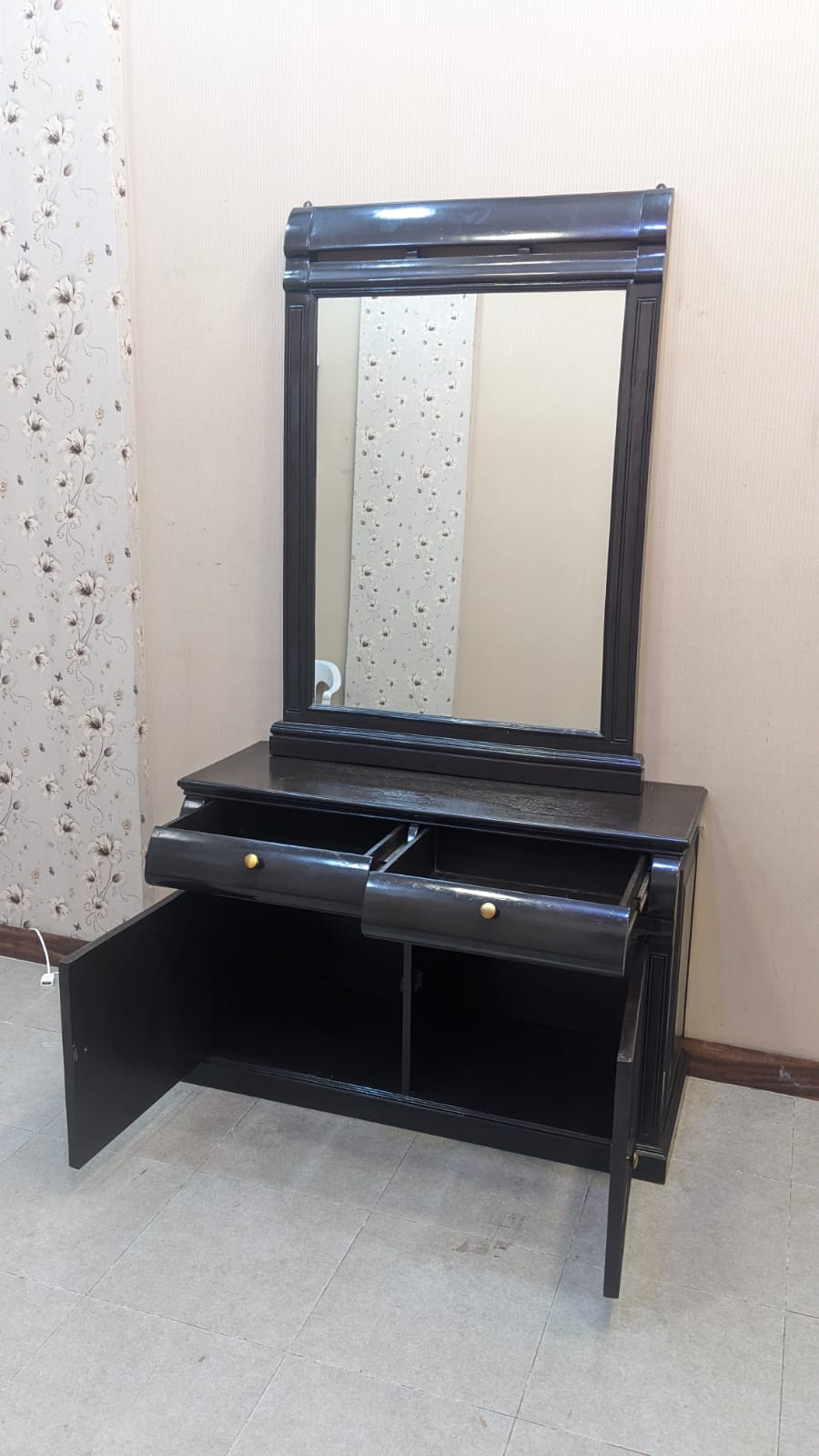 King Size Bed With 2 Side Tables and Dressing Table