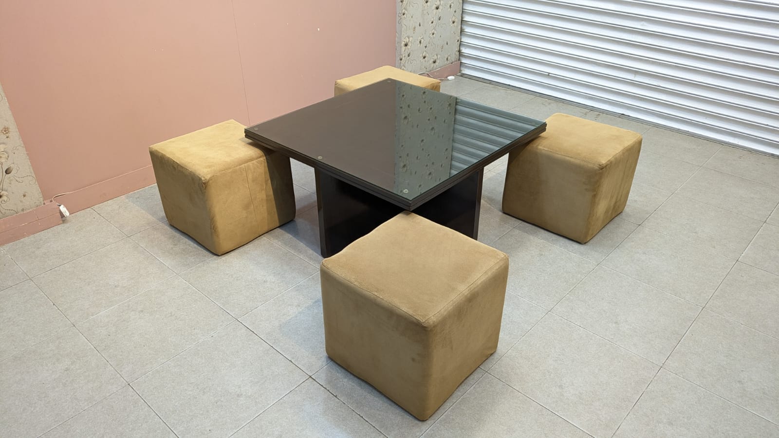 ELEGANT CENTER TABLE WITH 4 CUSHIONED STOOLS