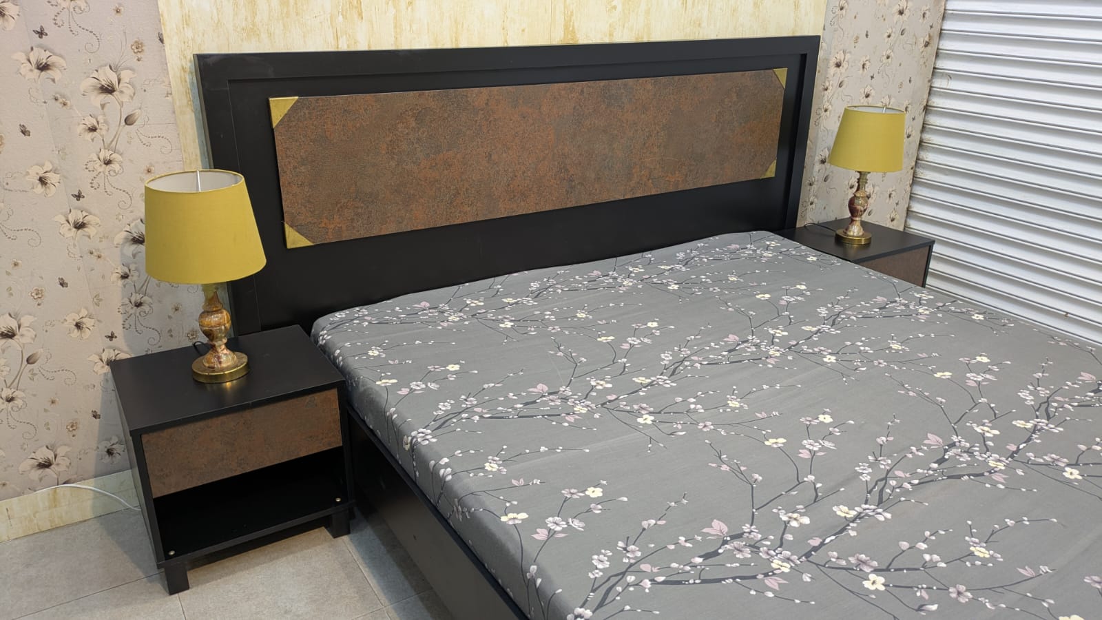 King Size Bed With 2 Side Table