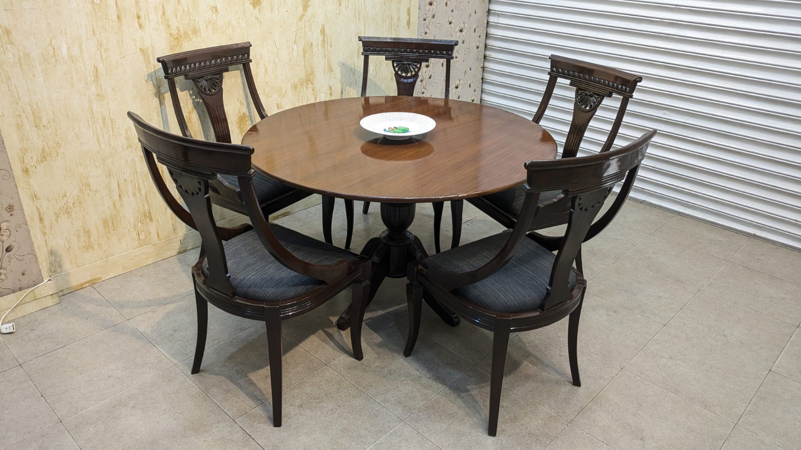 Round Shape 5 Seater Dining Table