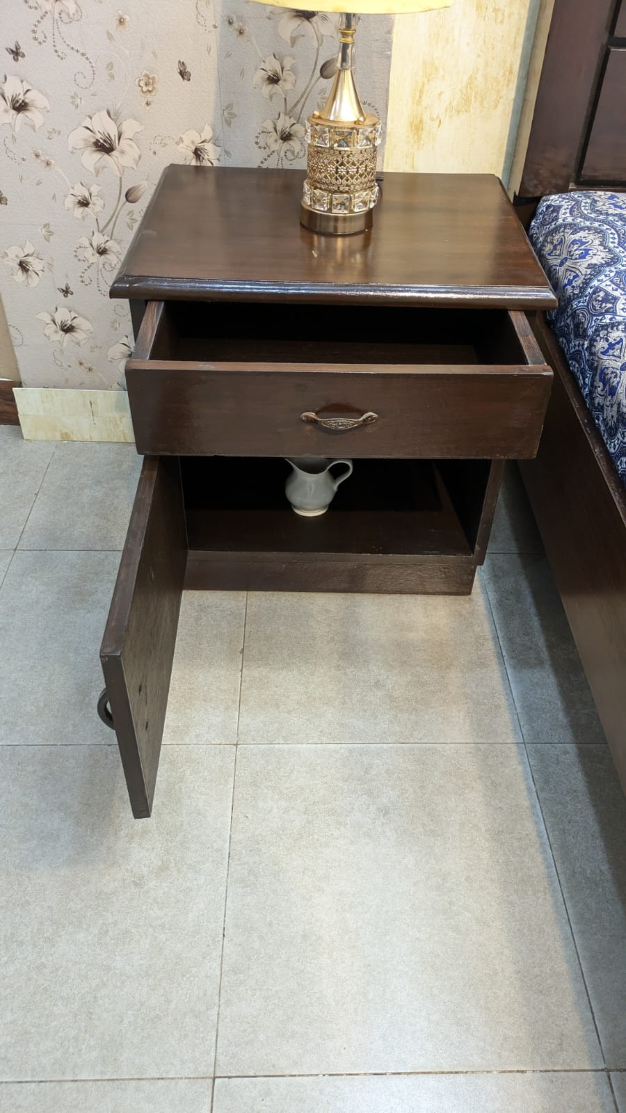 King Size Bed With 2 Side Tables