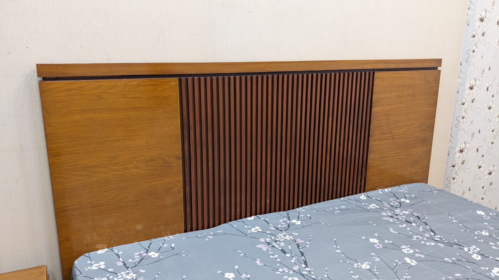 King Size Bed with 1 Side Table