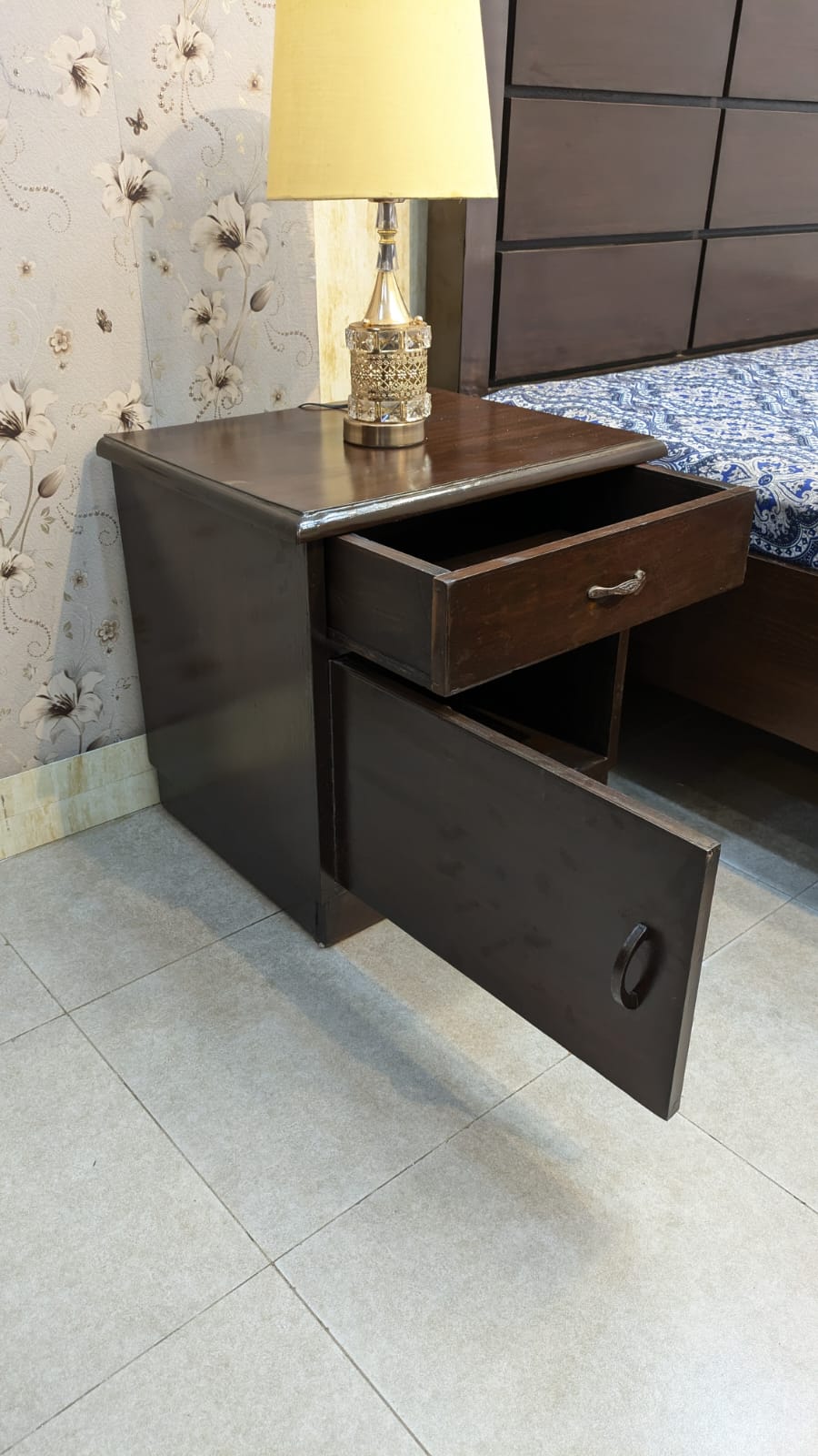 King Size Bed With 2 Side Tables