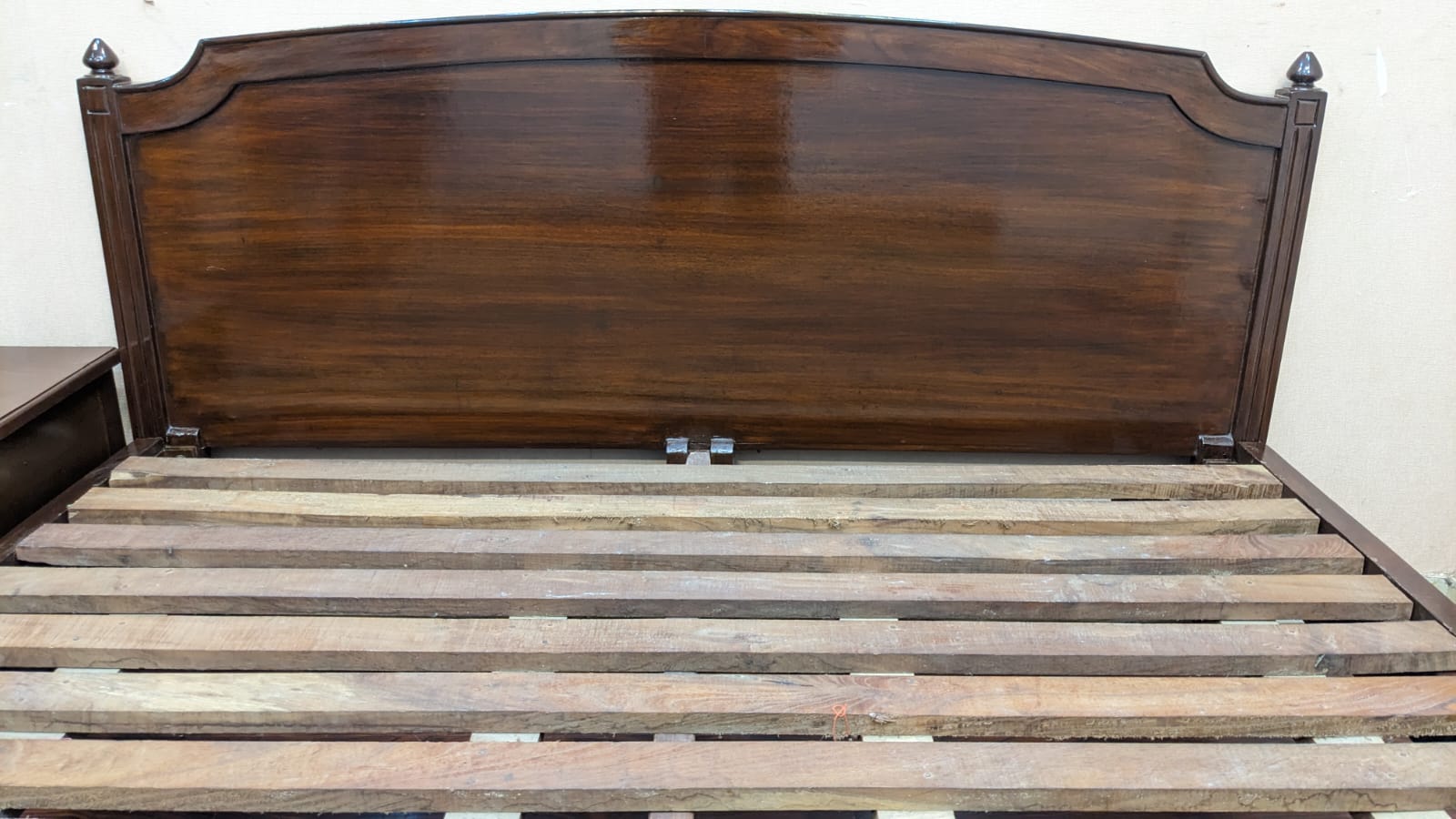 Queen Size Bed With 1 Side Table
