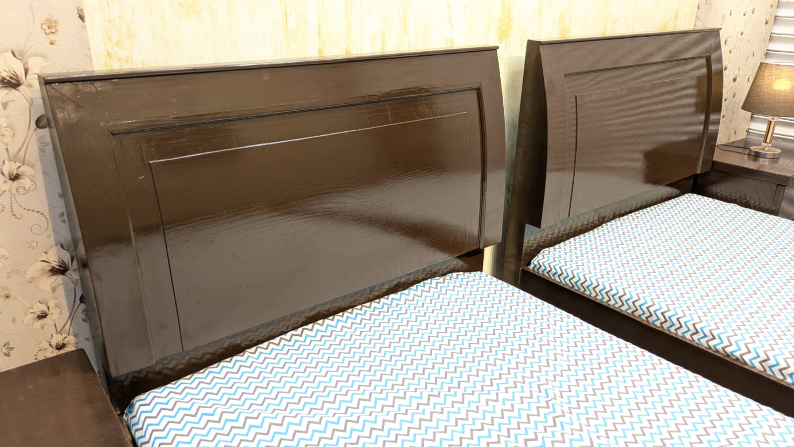 Pair Of Single Beds with 2 Side Tables