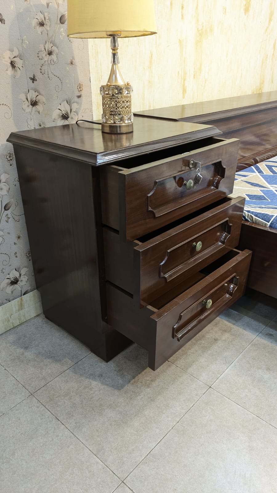 King Size Bed With 2 Side Tables