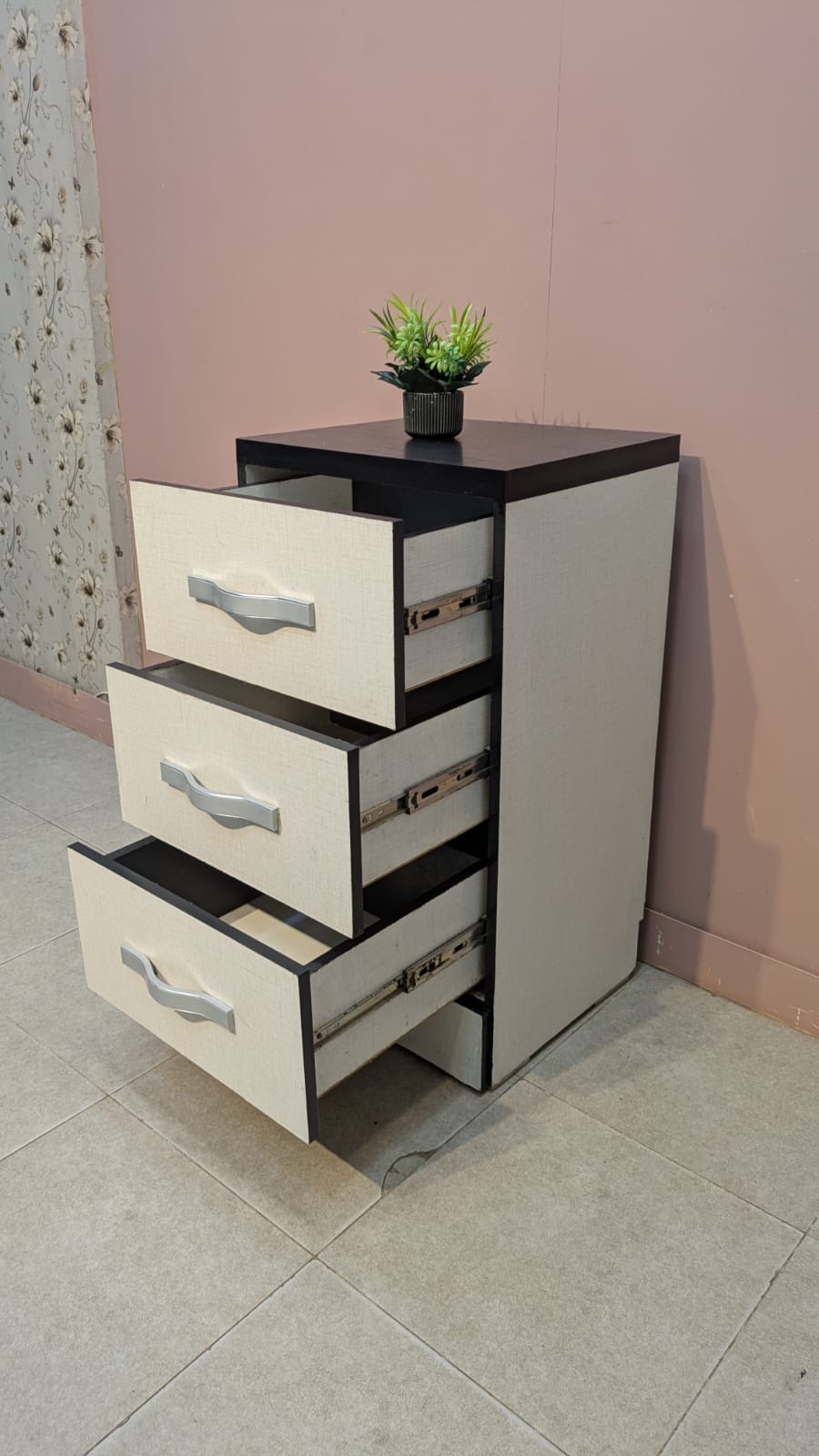 MODERN 3-DRAWER CHEST OF DRAWERS