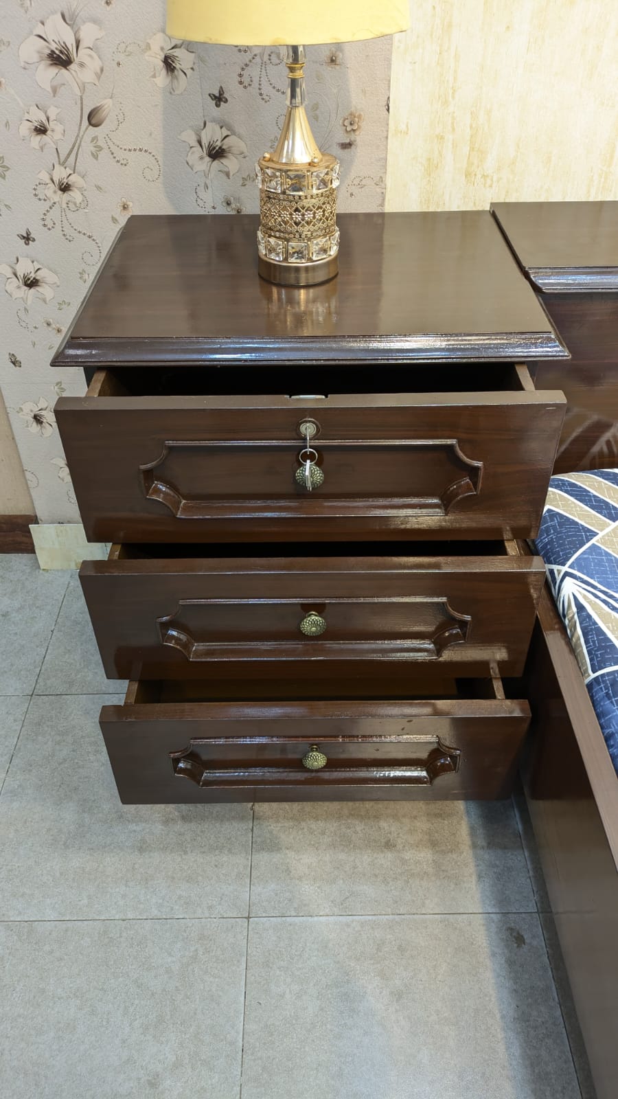 King Size Bed With 2 Side Tables