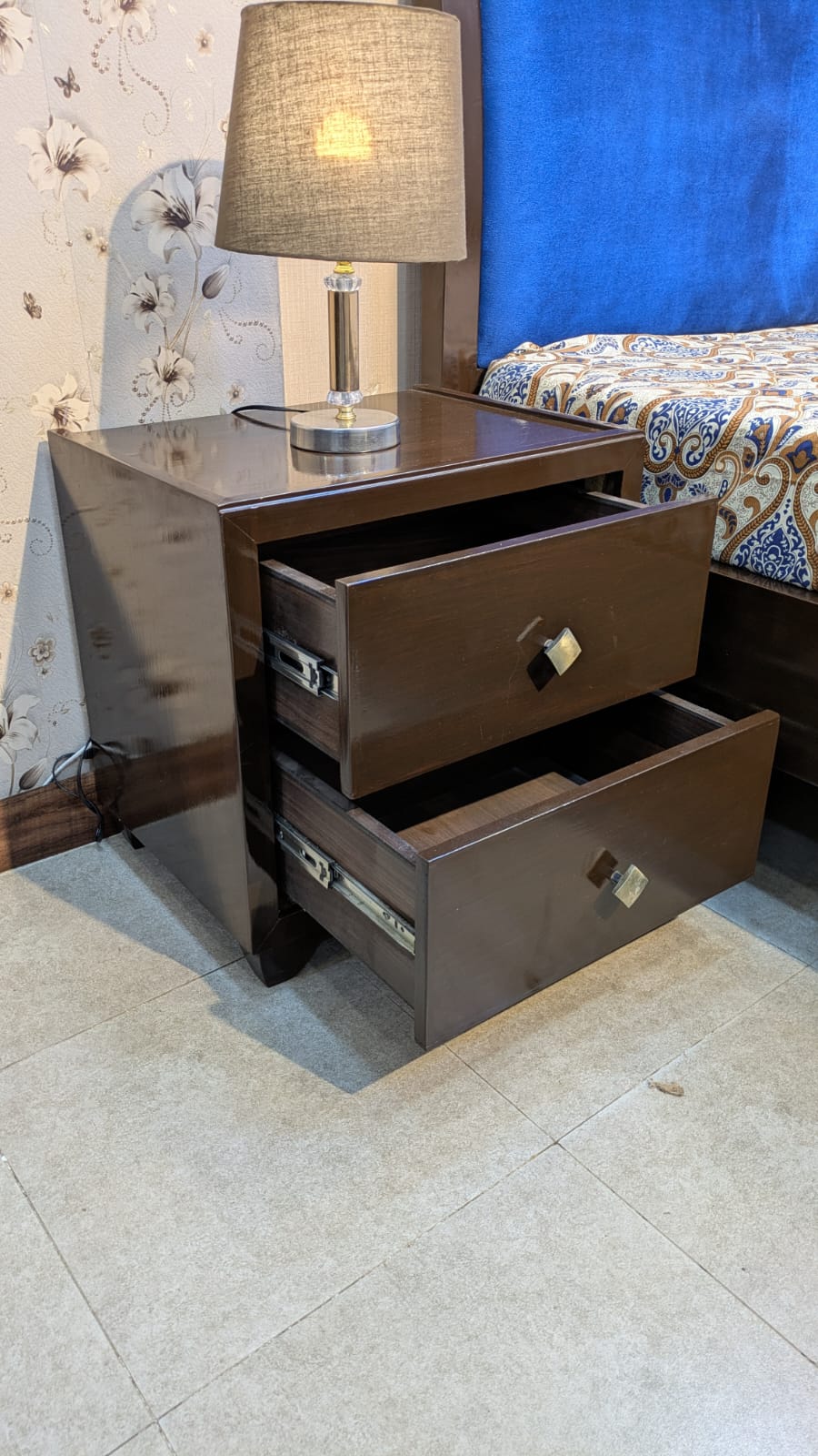 King Size Bed With 2 Side Tables