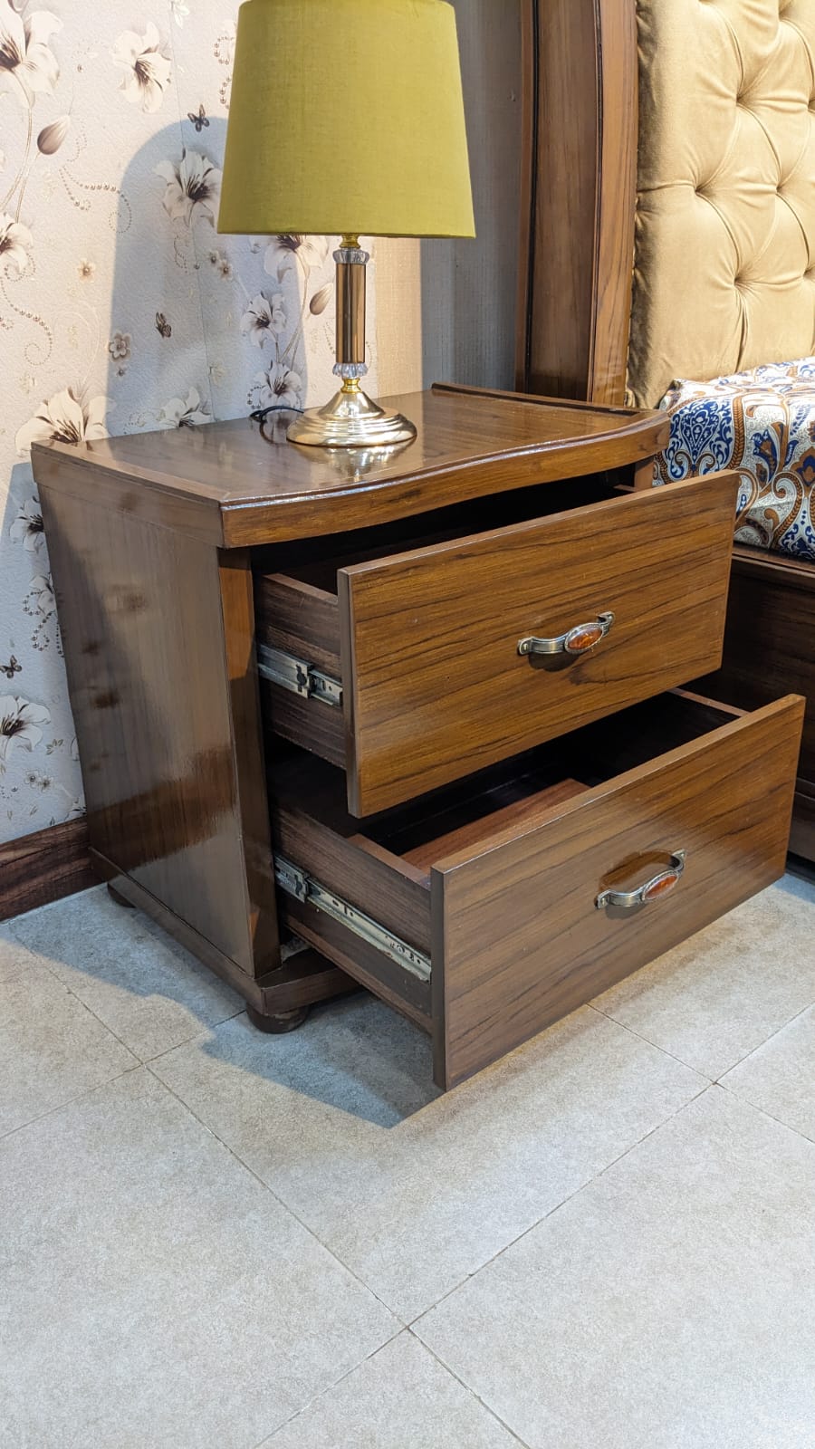King Size Bed With 2 Side Tables