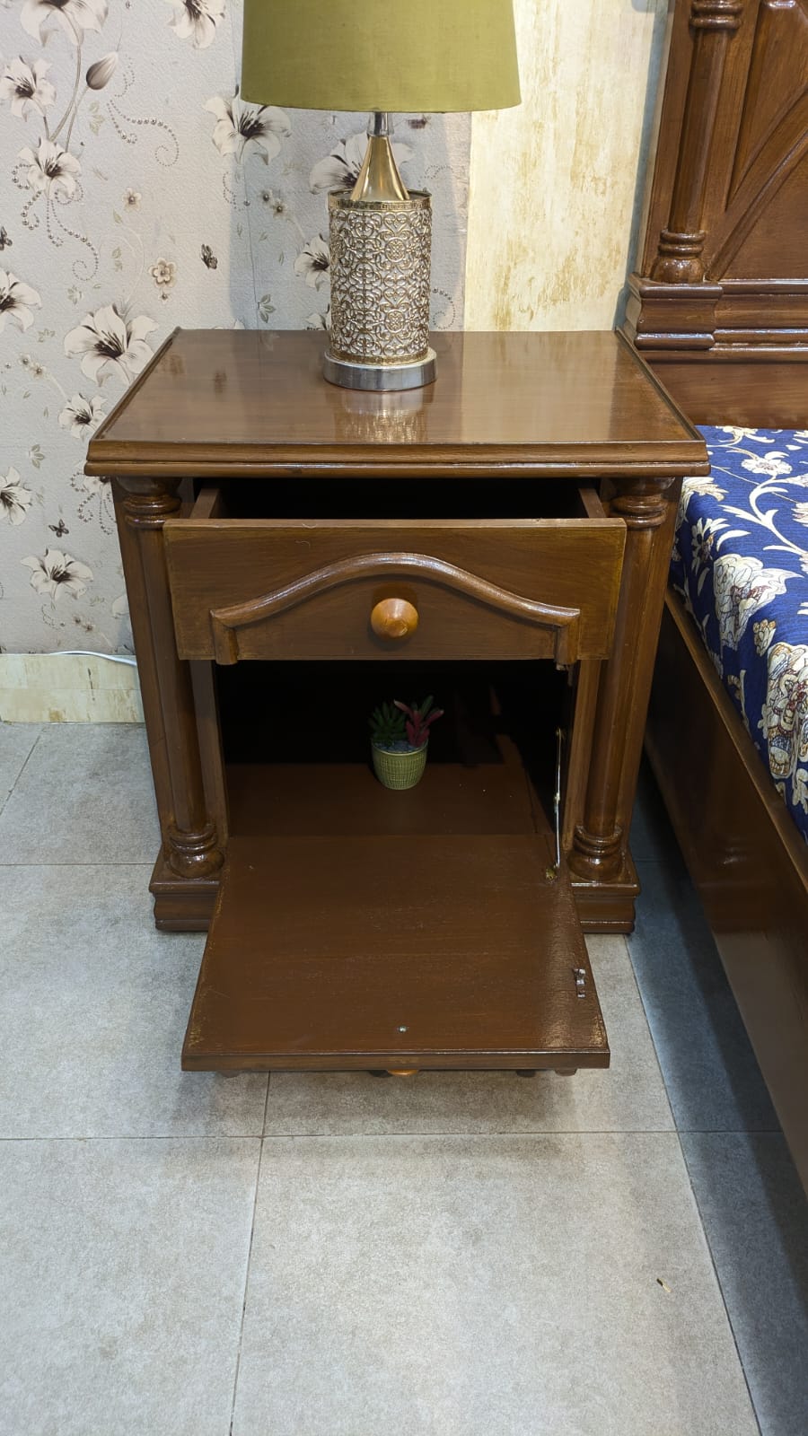 King Size Bed With 2 Side Tables