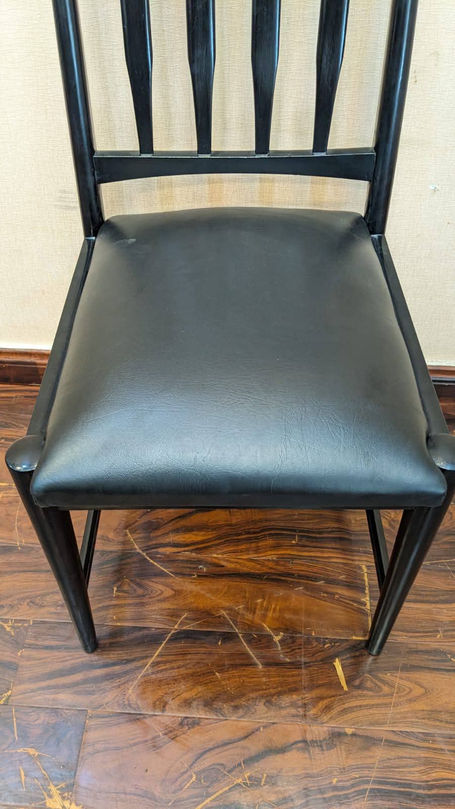 Extendable 6 Seater Dining Table with Extra Chair
