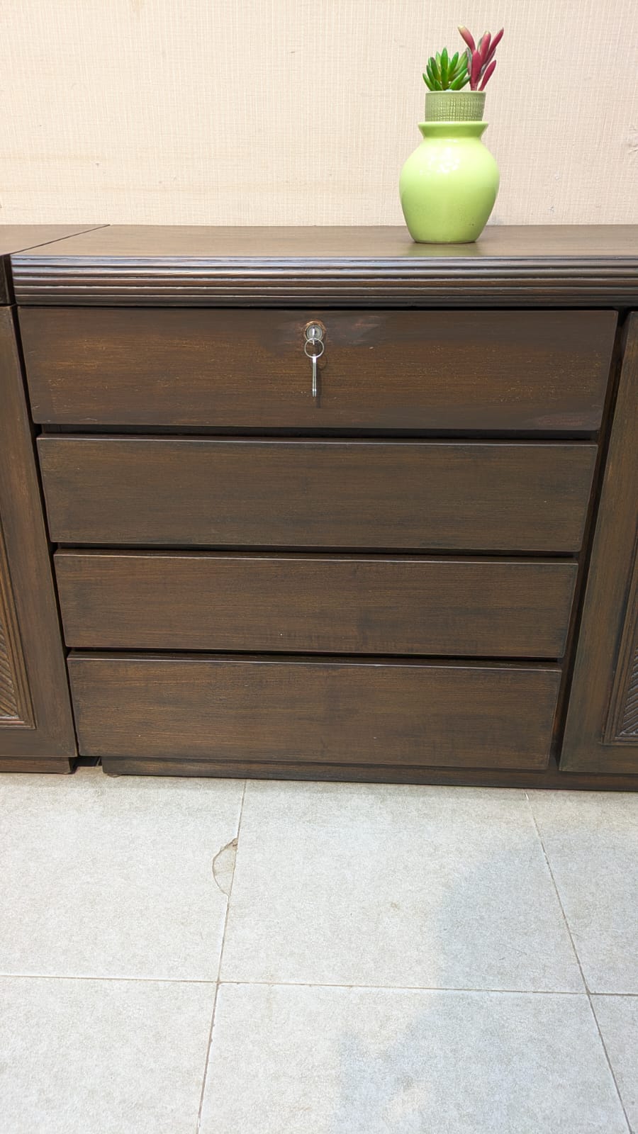 Elegant Design Sideboard
