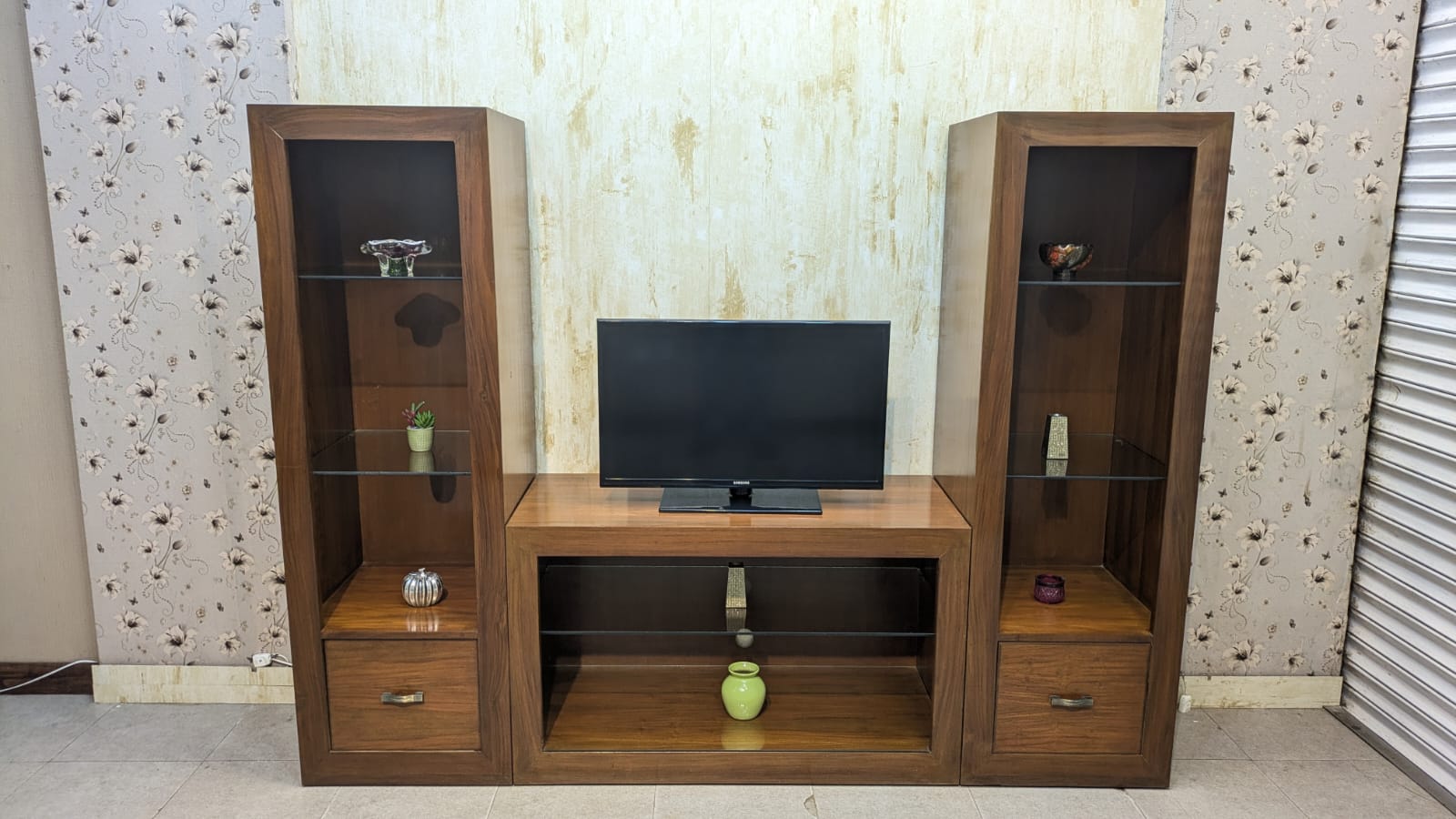 LED Unit with built-In Display Shelves