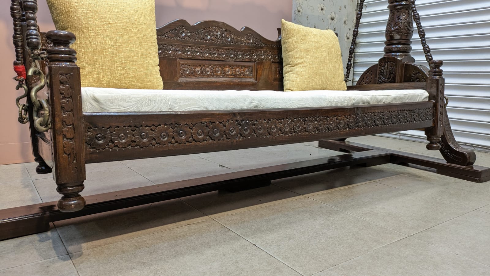 Chinioti jhoola In Solid Sheesham Wood