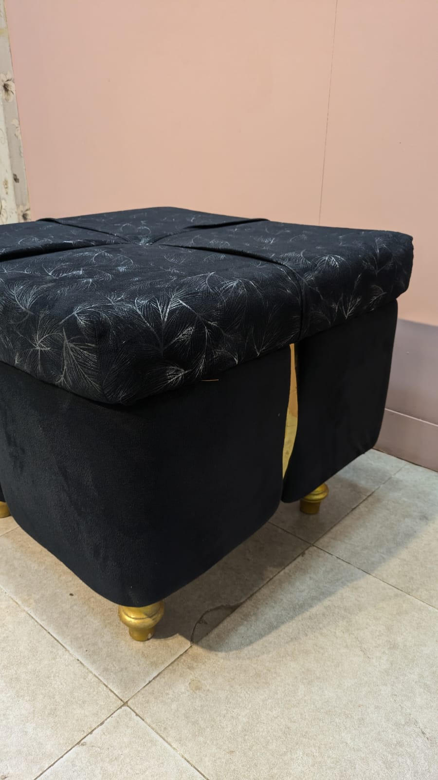 ELEGANT SETTEE WITH 2 MATCHING OTTOMANS