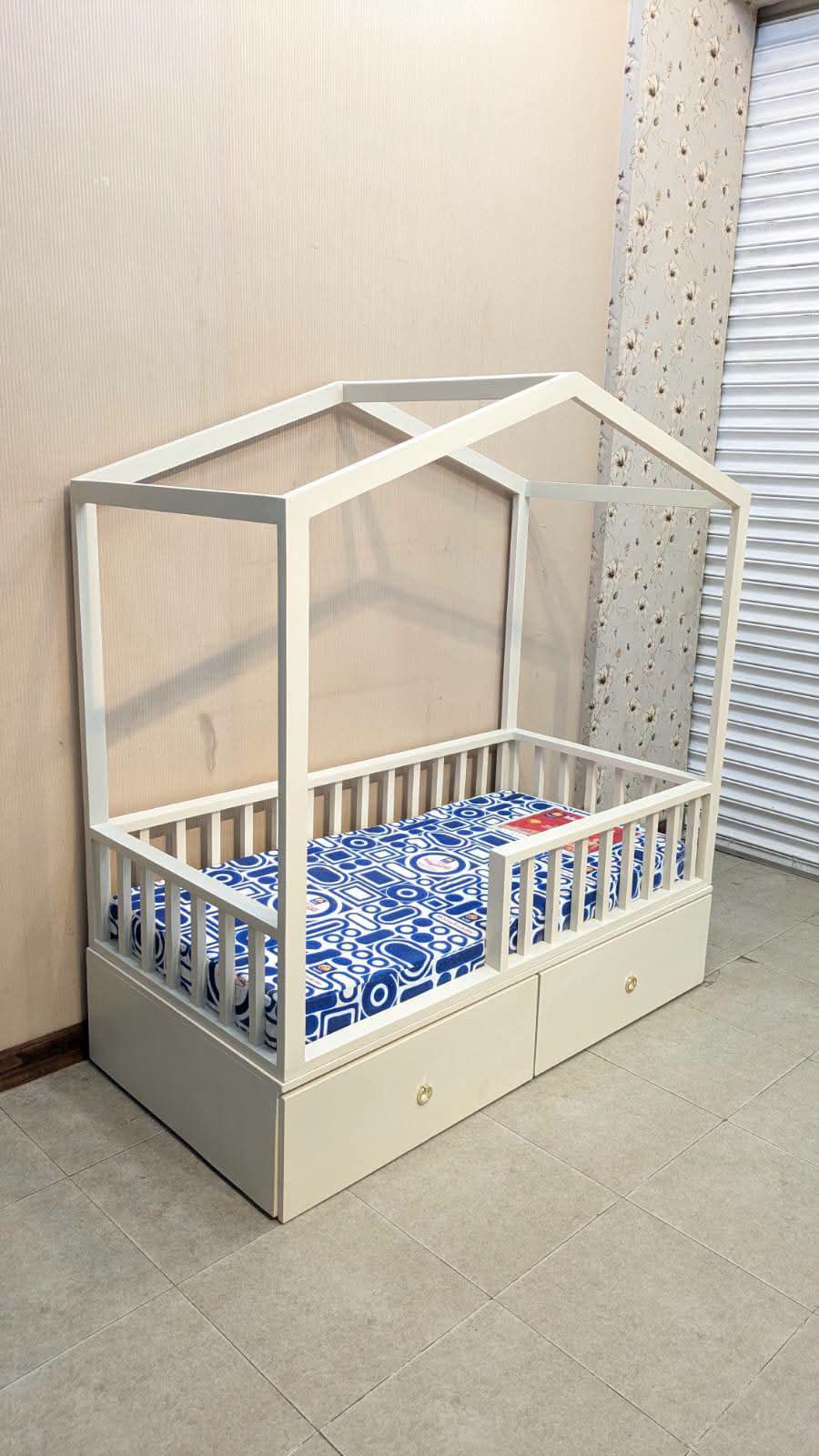 Kid's House Style Bed with Mattress