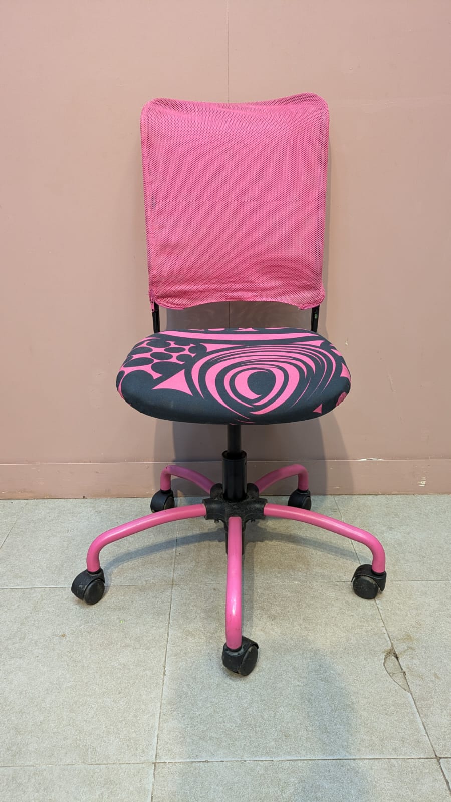 IMPORTED IKEA PINK SWIVEL CHAIR – STYLISH & COMFORTABLE!