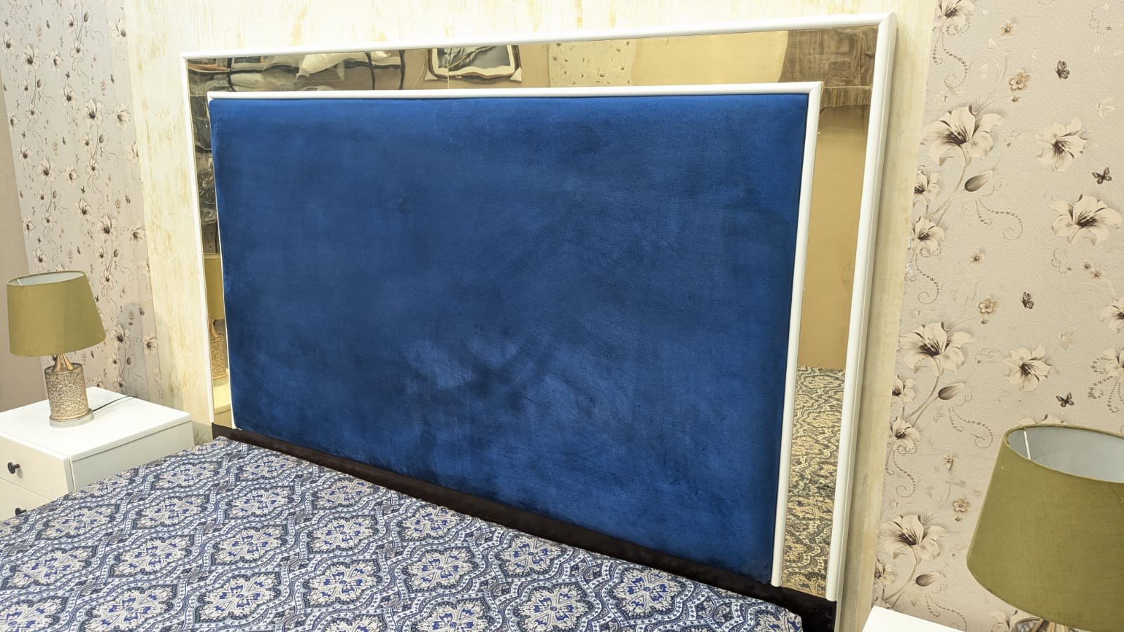 King Size Bed With 2 Side Tables