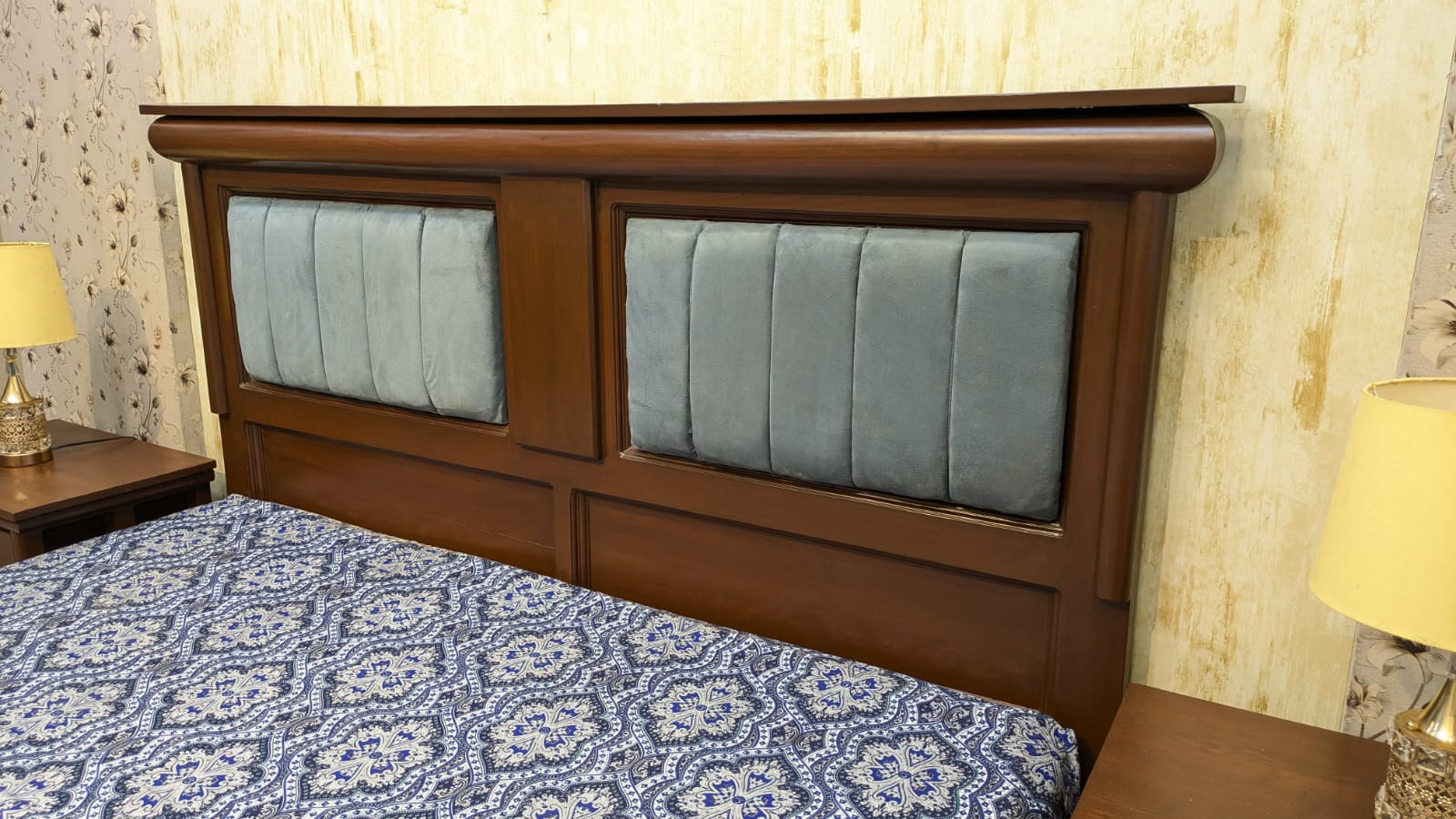 King Size Bed With 2 Side Tables