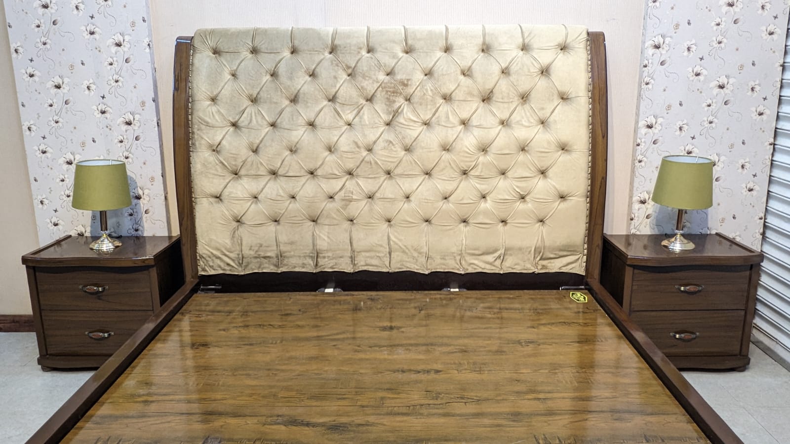 King Size Bed With 2 Side Tables