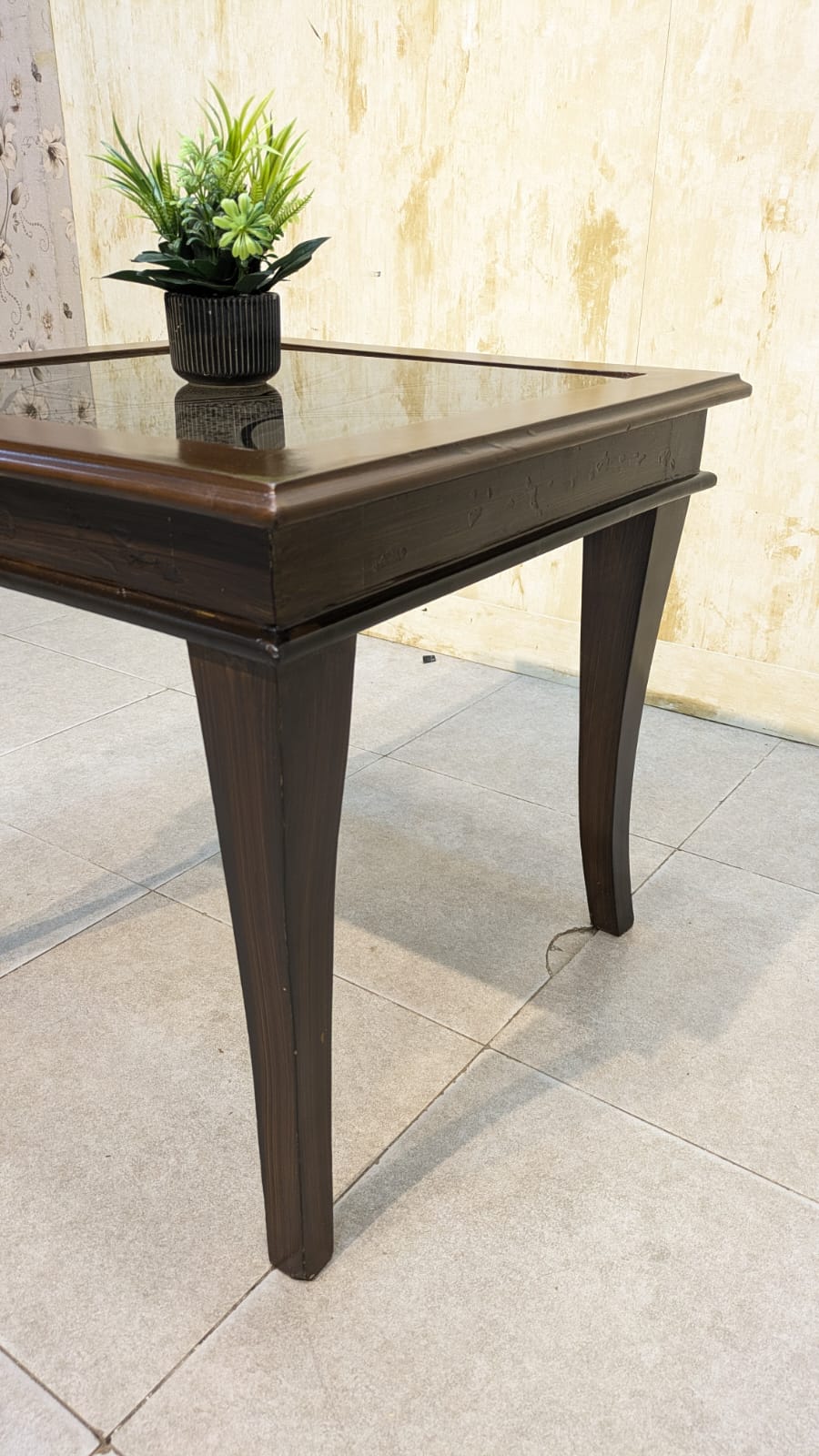 Corner table