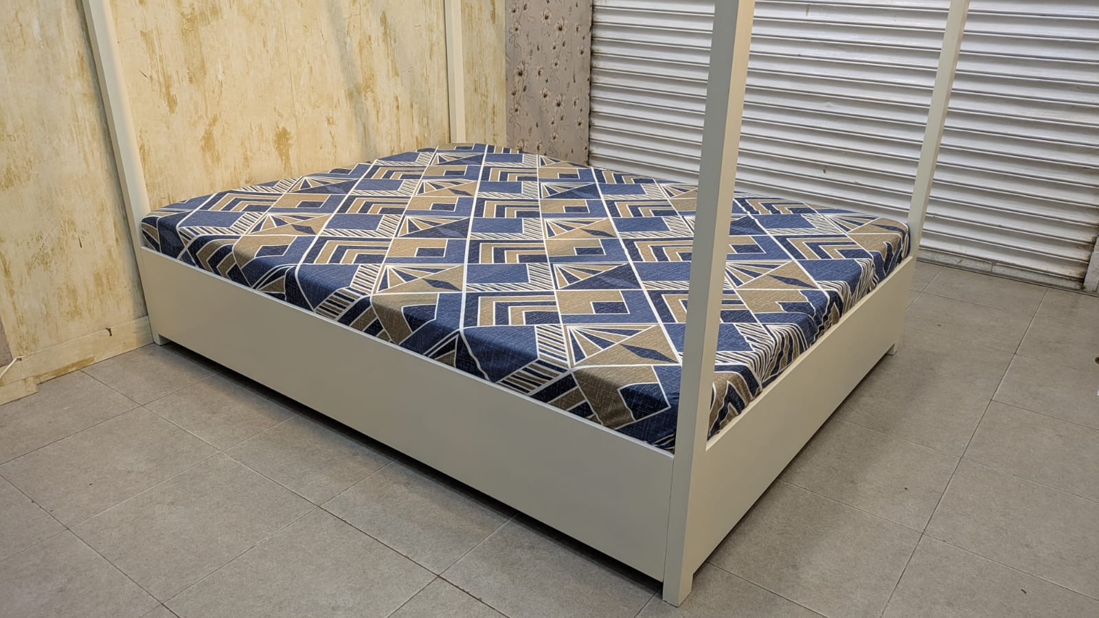 HOUSE-STYLE QUEEN SIZE BED WITH MATTRESS