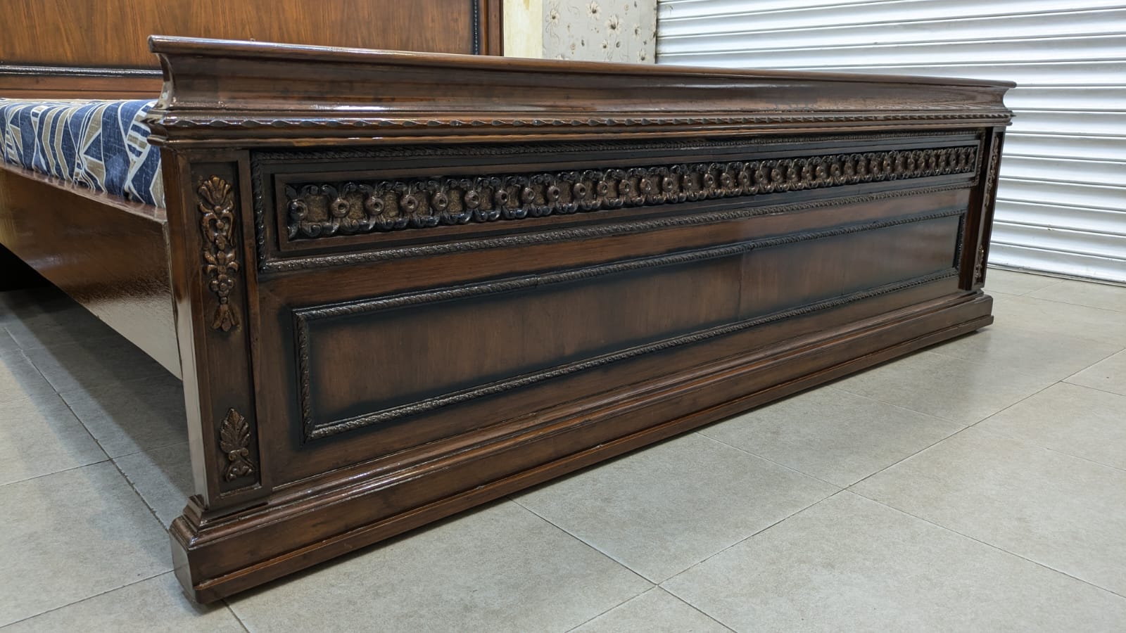 King Size Bed With 1 Side Table