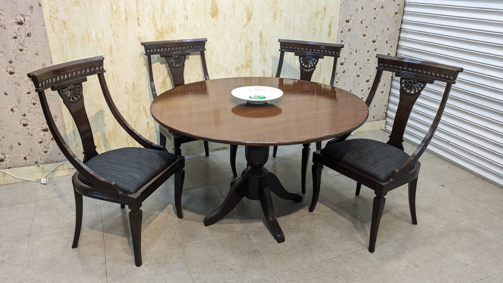 Round Shape 5 Seater Dining Table